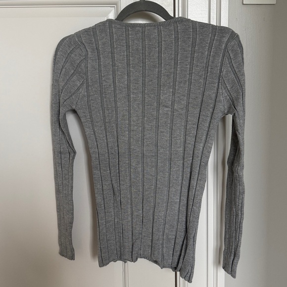 Like new grey knit top with asymmetrical buttons - Picture 4 of 4